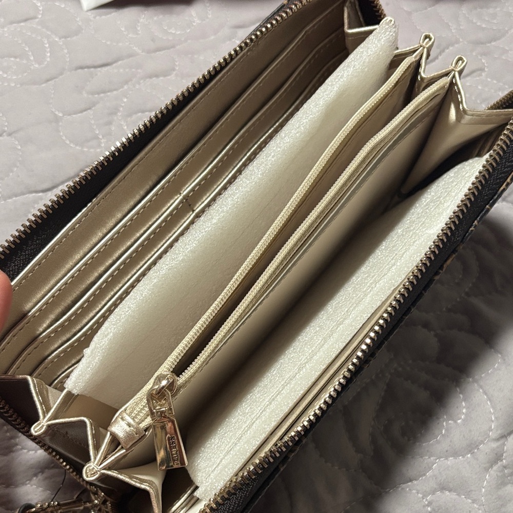 Guess Wallet - Picture 3 of 3